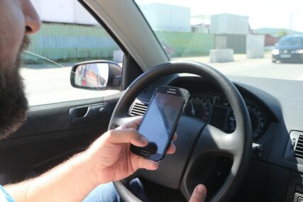 TELEFON I VOLAN NE IDU ZAJEDNO U ovoj zemlji kamere detektuju upotrebu mobilnih u toku vožnje