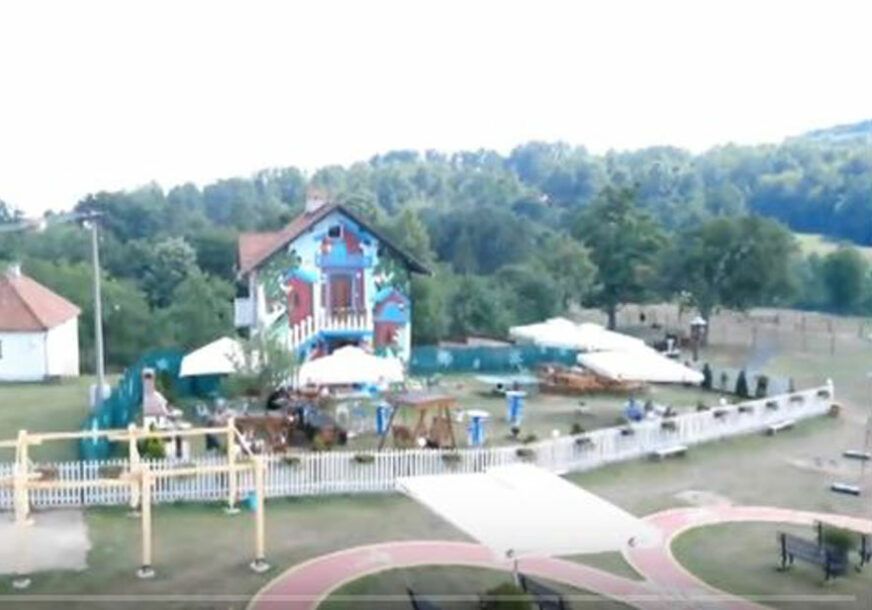 Promijenio život nakon POSJETE Ostrogu: Užičanin ostvario san, OD DJEDOVE KUĆE NAPRAVIO ZABAVNI PARK (VIDEO)