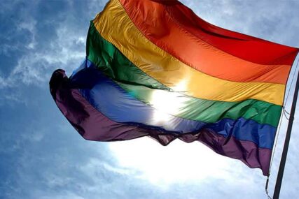 NEVIĐENA SCENA Katolički sveštenici okačili duginu zastavu u znak solidarnosti sa LGBT zajednicom (FOTO)