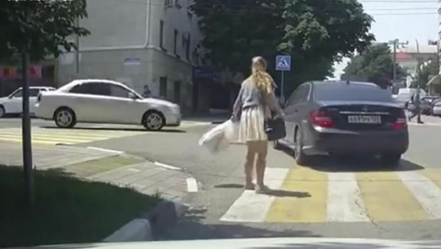 BRUTALAN OKRŠAJ Žene se potukle nasred ulice (VIDEO)