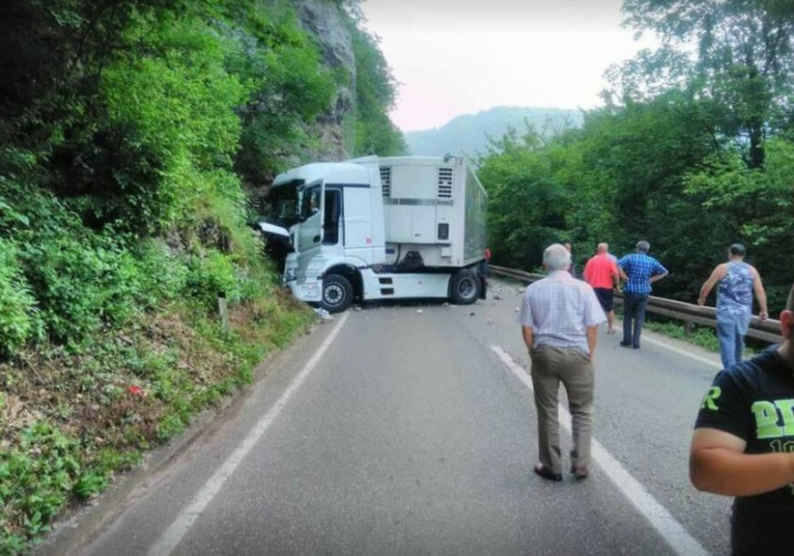 VOZAČI, OPREZ Veliki komadi stijene pali na kamion i automobil na putu prema Zvorniku, saobraćaj obustavljen