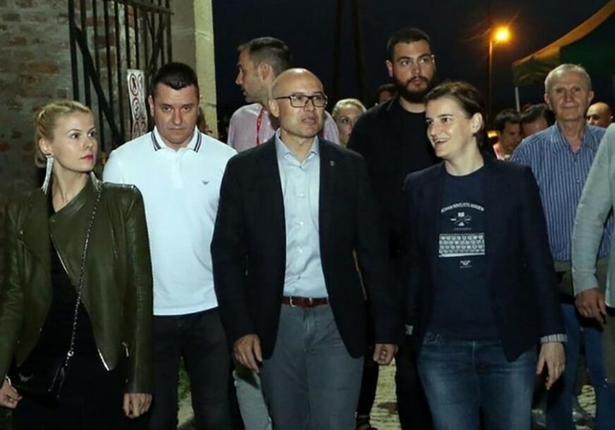 NJIHOV DOLAZAK OBILJEŽIO POČETAK EXIT-a Premijerka Brnabić u LEŽERNOM IZDANJU, njena partnerka ODUŠEVILA STAJLINGOM