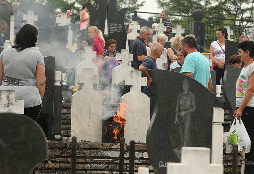 Sjećanje na SRPSKE ŽRTVE: U Bratuncu položeni vijenci ubijenima u proteklom ratu (FOTO)