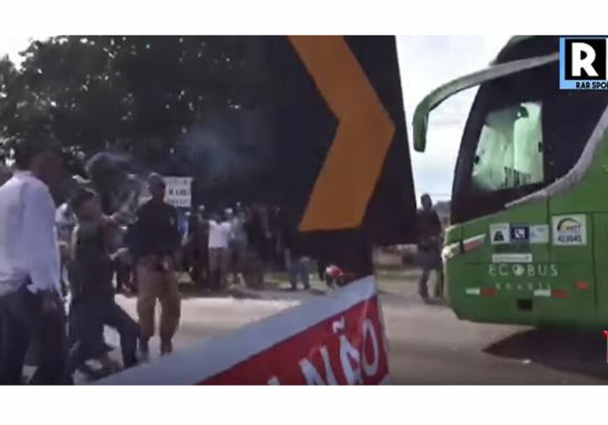 GNJEVNI ZBOG PORAZA Brazilski navijači kamenovali autobus sa fudbalerima po dolasku u zemlju (VIDEO)