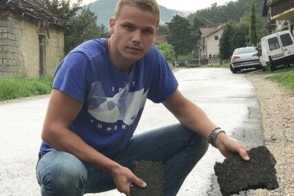 Stanivuković ponovo KIDAO ASFALT RUKAMA i pitao: "Ljudi ko vodi ovu zemlju, jel ovo normalno?" (VIDEO)