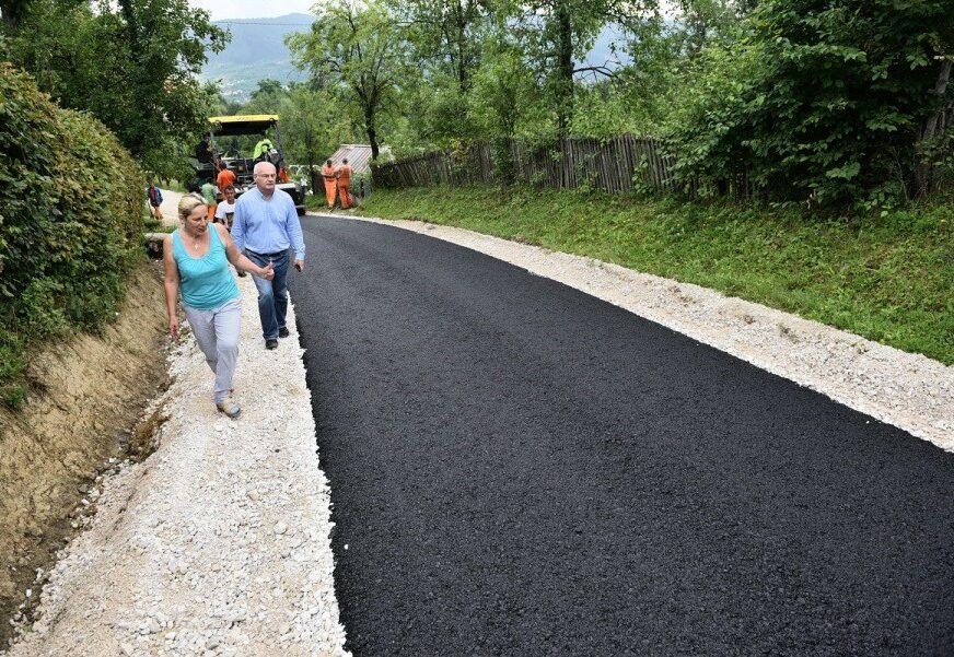 SREĐIVANJE PUTEVA Mještani Debeljaka dobili 300 metara asfalta