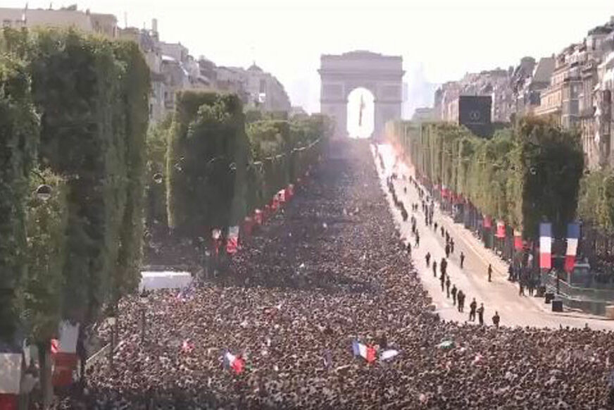 MAESTRALNO Pogledajte kako je Pariz dočekao zlatne momke, Makron pravio selfije sa pobjednicima (VIDEO)