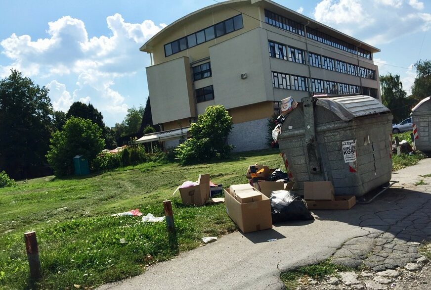 JOŠ MALO O (NE)KULTURI Građani i dalje bacaju smeće pored kontejnera (FOTO)