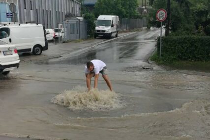BANJALUČANI NA MUKAMA Gejzir ponovo izbio na istom mjestu, nasred ulice (VIDEO)