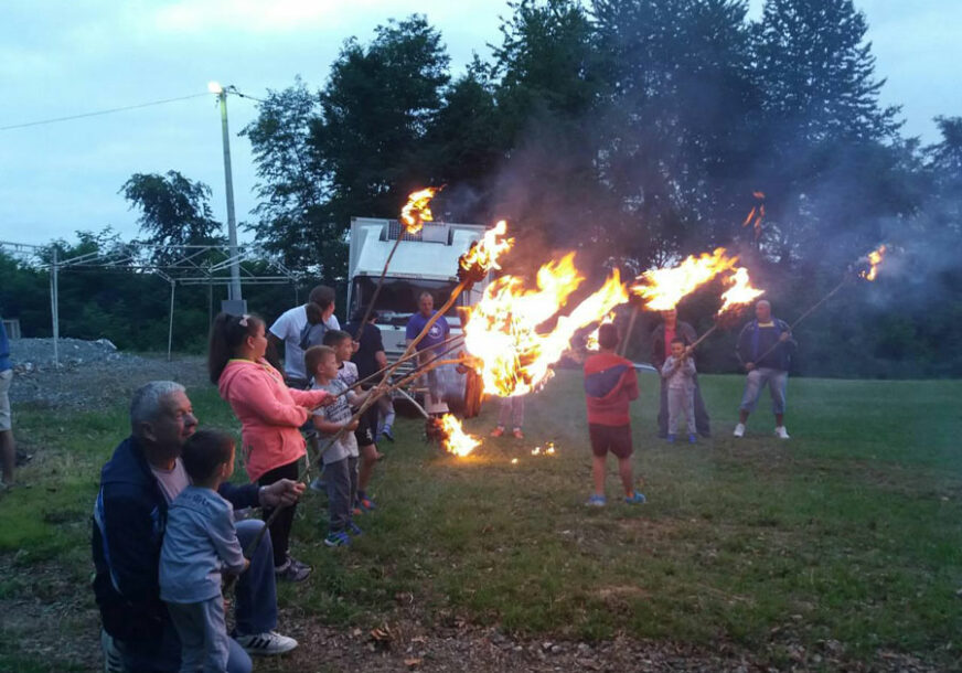 SJAJ LILA Mališani kod Prijedora uživali u starom običaju, počele Petrovdanske svečanosti (VIDEO)