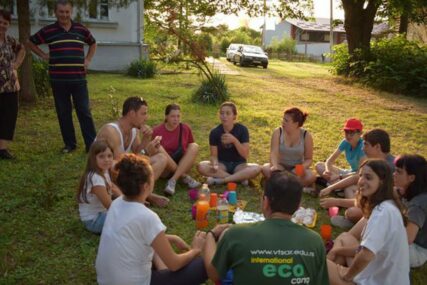 Grupa mladih iz cijelog svijeta došla je u malo šumadijsko selo kako bi ga uredili, usput uče ćirilicu