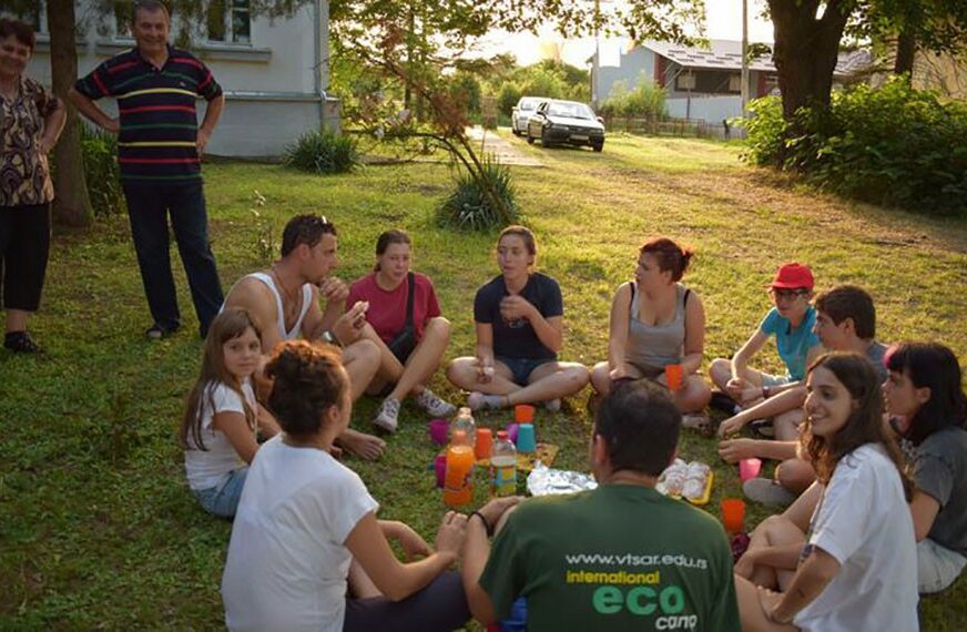 Grupa mladih iz cijelog svijeta došla je u malo šumadijsko selo kako bi ga uredili, usput uče ćirilicu