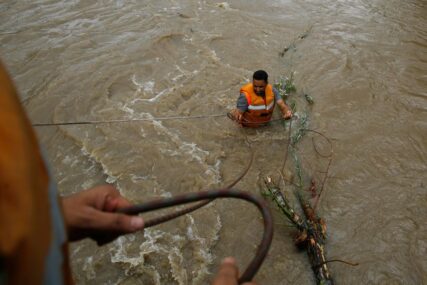 STRAVIČNE BUJICE Najmanje 29 mrtvih u poplavama u Indoneziji (VIDEO, FOTO)