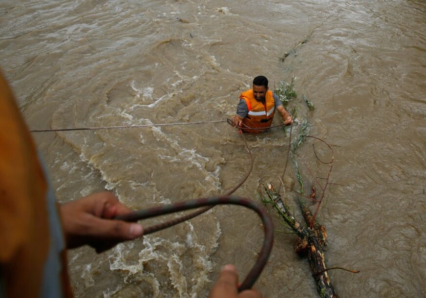 STRAVIČNE BUJICE Najmanje 29 mrtvih u poplavama u Indoneziji (VIDEO, FOTO)