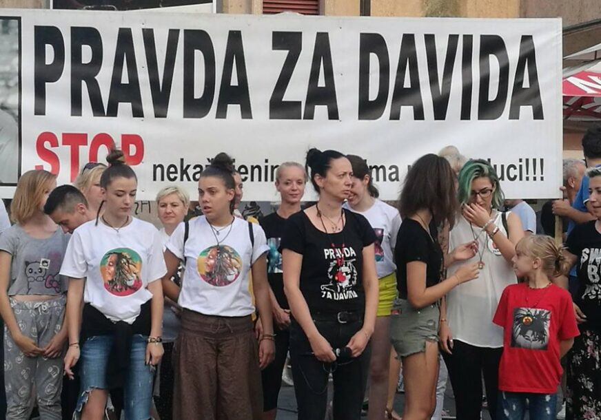 Majka stradalog Davida Dragičevića na skupu u Banjaluci: “Borite se ljudi za svoju djecu!”
