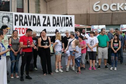 Davor Dragičević 118. put na trgu u Banjaluci: „Najvažnije pitanje u RS je ubistvo mog sina, a ne izvještaj o Srebrenici“
