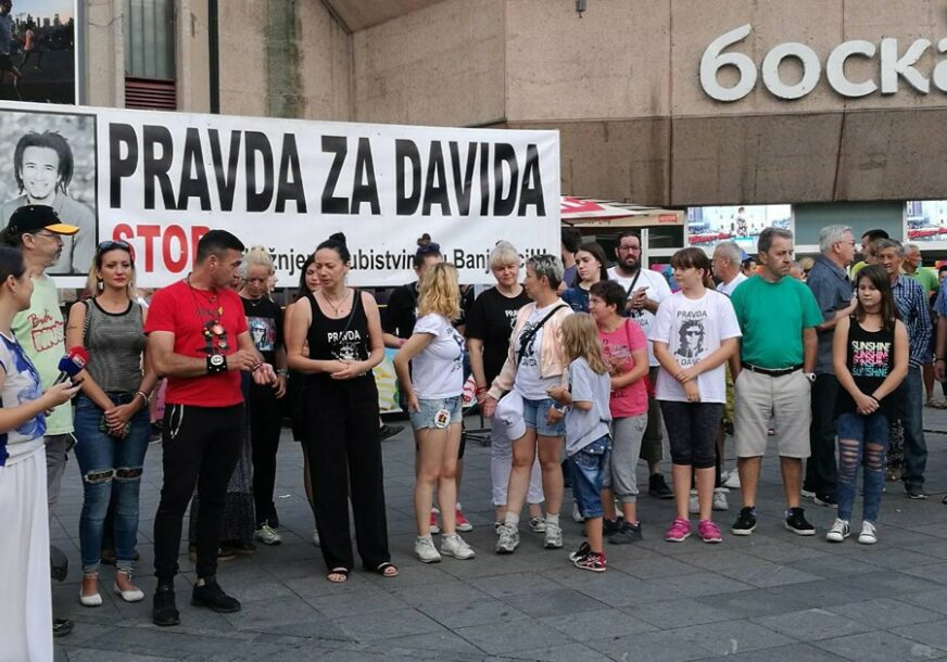 Davor Dragičević 118. put na trgu u Banjaluci: „Najvažnije pitanje u RS je ubistvo mog sina, a ne izvještaj o Srebrenici“