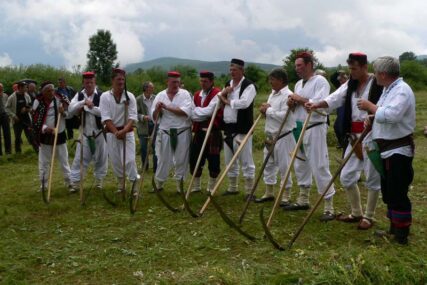 „Prva kosa Grmeča” deseti put okuplja kosce u Smoljani: Jubilej u znaku tradicije i druženja