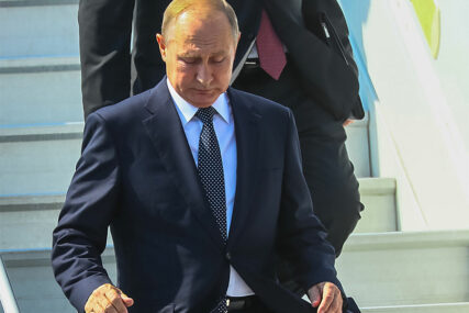 UŽIVA NA LEDU Da li ste vidjeli kako Putin igra hokej? (VIDEO)