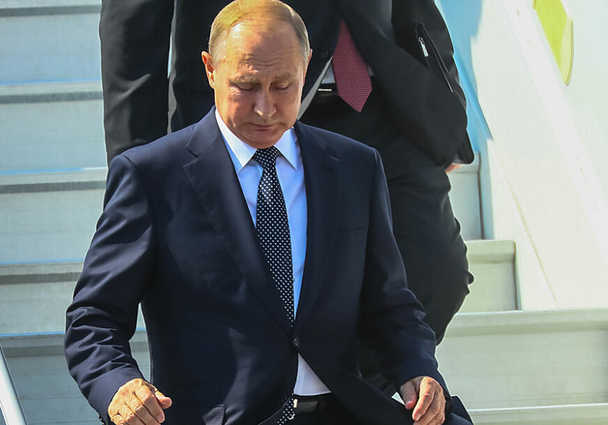 UŽIVA NA LEDU Da li ste vidjeli kako Putin igra hokej? (VIDEO)