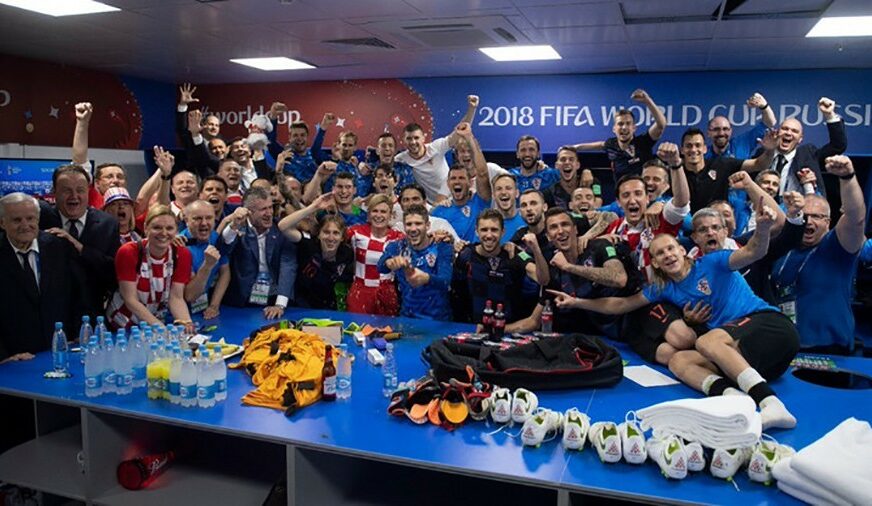 ORILA SE SVLAČIONICA Hrvatski fudbaleri i predsjednica slavili uz Tompsonovu pjesmu (VIDEO)