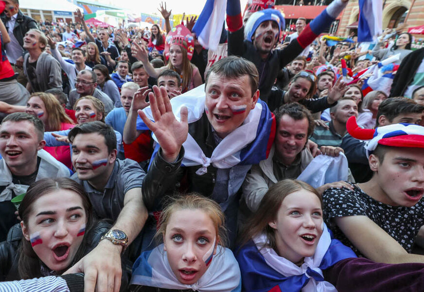 Rusi PODIZALI KREDITE za sve i svašta, pa i za FRIZURE po uzoru na fudbalere