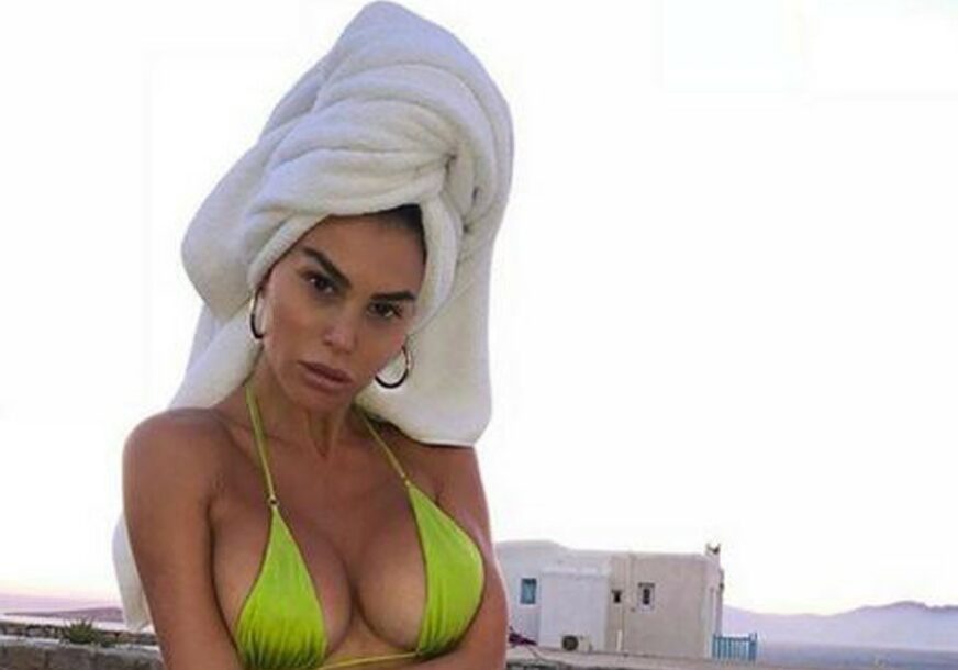 SEKSI ITALIJANKA Silvija je mamila poglede na plaži u Mikonosu (FOTO)