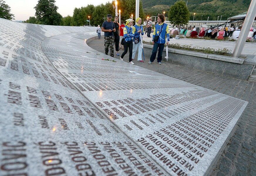 ŽIVI, A „SAHRANJENI“ Objavljen spisak ljudi čija su imena uklesana u Potočarima, a koji imaju prebivalište u BiH i inostranstvu