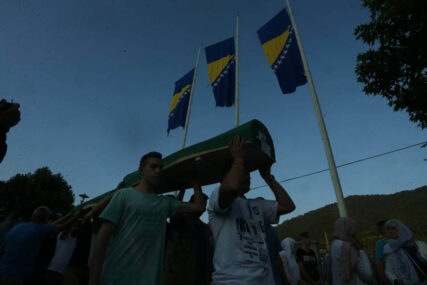 Srebrenica: Tabuti sa 35 žrtava iznijeti iz hale Memorijalnog centra (FOTO)