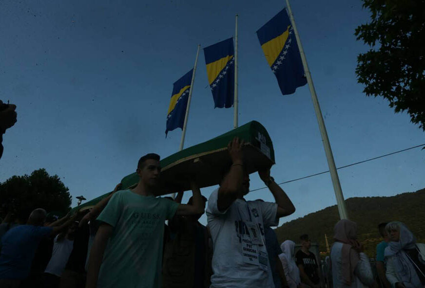 Srebrenica: Tabuti sa 35 žrtava iznijeti iz hale Memorijalnog centra (FOTO)