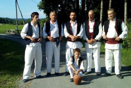 Čuvari tradicije iz Gornjih Podgradaca: Nošnjom i pjesmom čuvaju stare običaje (FOTO)