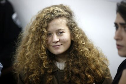 OŠAMARILA IZRAELSKOG VOJNIKA Iz zatvora puštena tinejdžerka Ahed Tamimi, ikona palestinskog protesta (VIDEO)