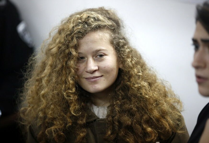 OŠAMARILA IZRAELSKOG VOJNIKA Iz zatvora puštena tinejdžerka Ahed Tamimi, ikona palestinskog protesta (VIDEO)