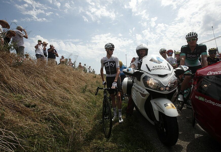 Tur de Frans NAKRATKO PREKINUT, biciklisti naletjeli na PROTEST FARMERA i sijeno na putu