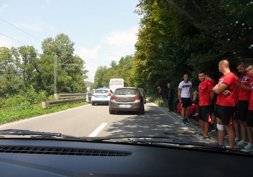 Sudar autobusa i automobila, tri osobe POVRIJEĐENE