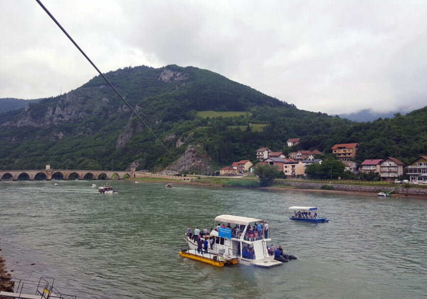 KRENULA VIŠEGRADSKA REGATA Više od 400 učesnika uživa u ljepotama Drine