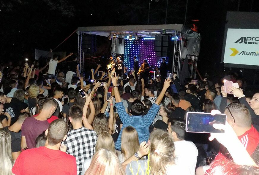 Više od 2.000 posjetilaca “Bit festa” u Vlasenici pozdravilo "Riblju čorbu"