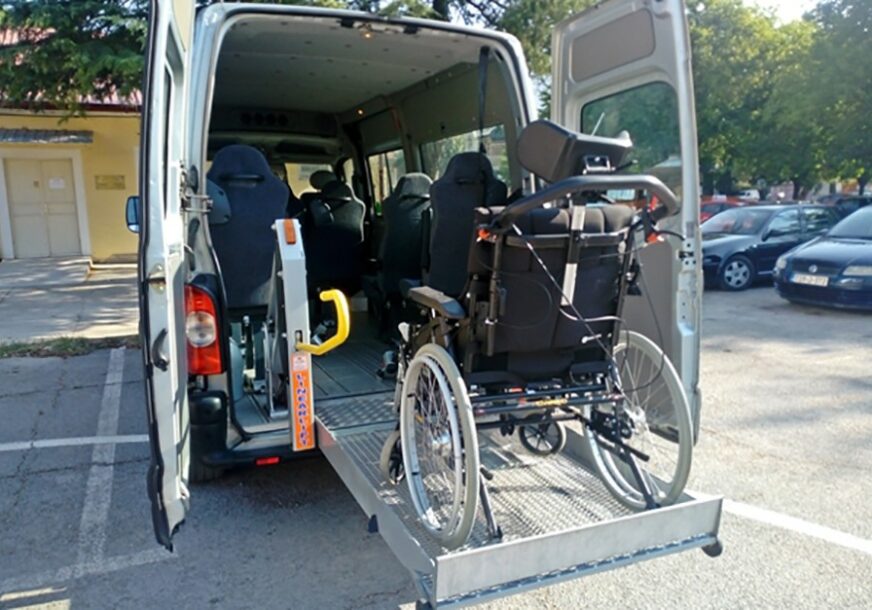 U Trebinje stiglo specijalizovano vozilo sa osobe sa invaliditetom