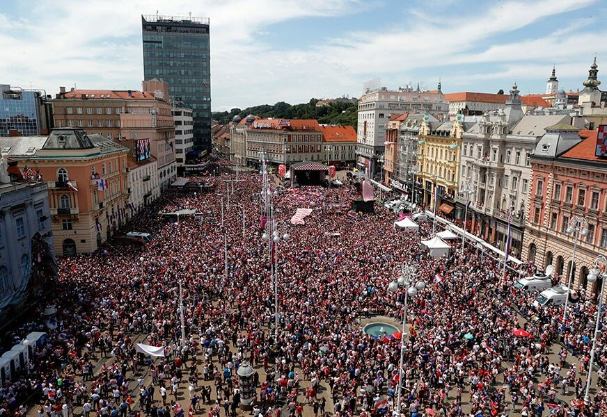 ČEMU SLAVLJE FUDBALERA SA TOMPSONOM? Zabranjen u Evropi zbog KOKETIRANJA SA FAŠIZMOM, a u Zagrebu pjevao pred 150 hiljada ljudi (VIDEO)