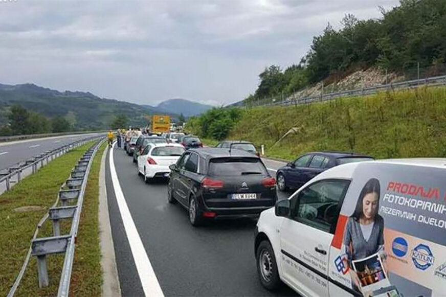 Na autoputu Zenica - Kakanj kolona duga 10 km, potpuno obustavljen saobraćaj
