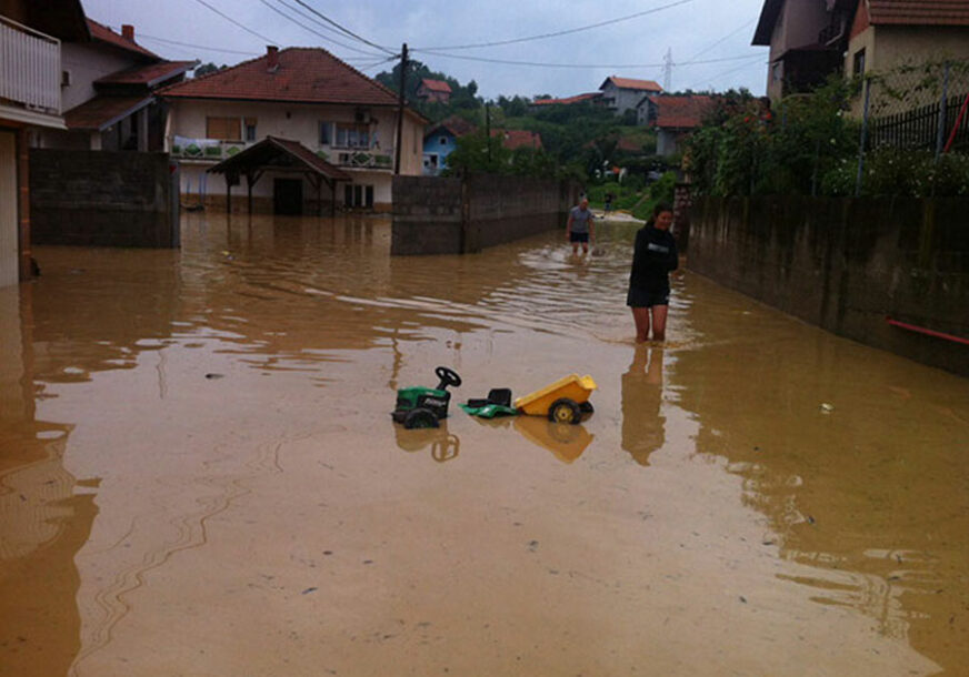 POTOP U ZVORNIKU Poplavljeno 25 objekata, VODENA BUJICA srušila most (FOTO)