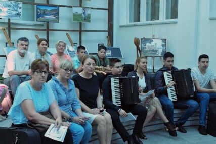KULTURA U PROLAZU Učenici Muzičke škole zasvirali u Gradskoj upravi