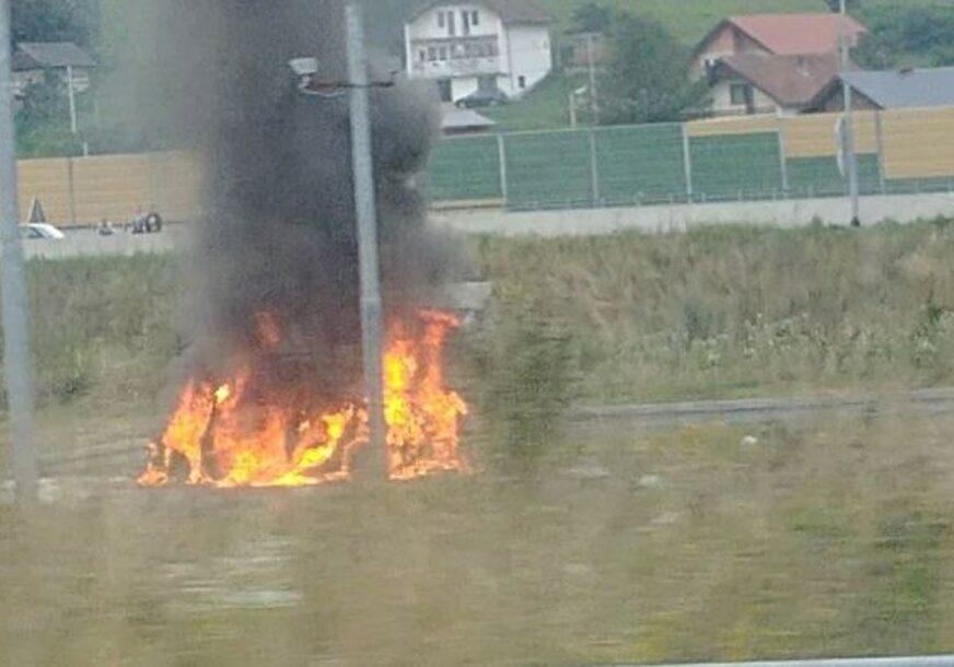 BUKTINJA NA PUTU Zapalio se automobil na ulazu na autoput kod Sarajeva