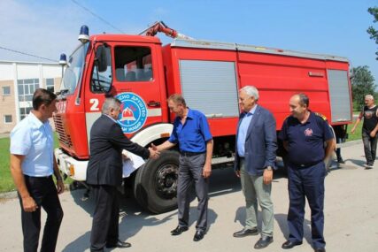 ZA GAŠENJE POŽARA, PRANJE ULICA ILI DOSTAVLJANJE VODE Bijeljina donirala vatrogasno vozilo Donjem Žabaru