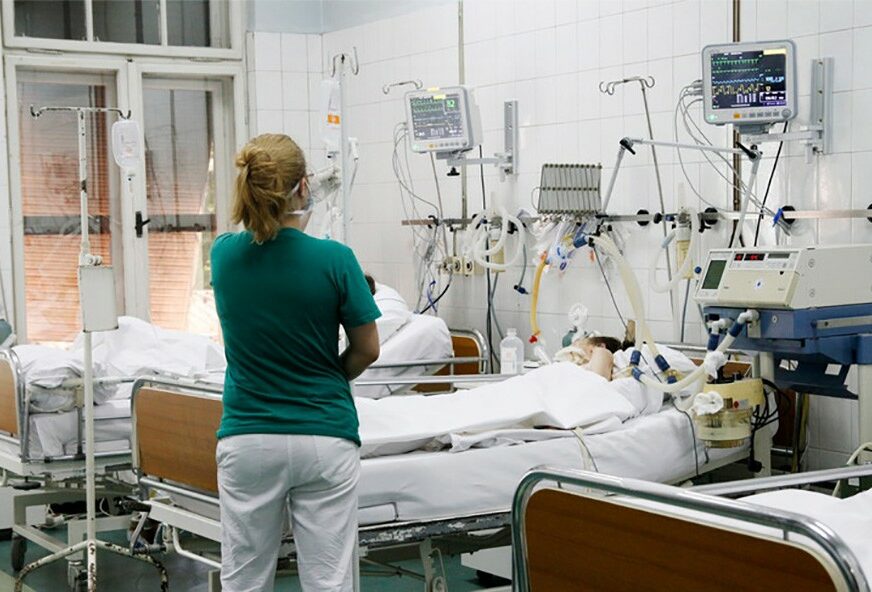 DVA PACIJENTA NA RESPIRATORU U bolnici “Srbija” u Istočnom Sarajevu na liječenju od korone 26 osoba