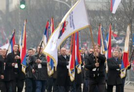 Vanstranački skup ili predizborna kampanja: U Han Pijesak dolazi 100.000 bivših boraca ili PAR HILJADA partijskih vojnika