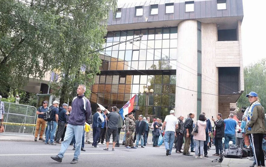 Desetak bivših boraca ušlo u zgradu Parlamenta FBiH