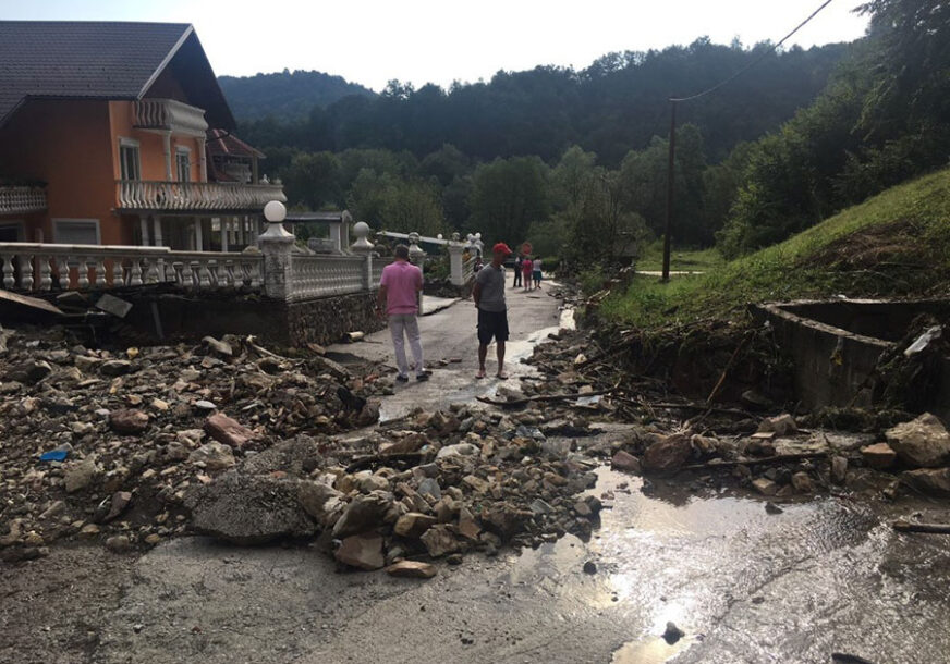 KIŠA, VJETAR I LED NAPRAVILI HAOS U BOSANSKOJ KRUPI Voda ušla u stanove, čupala stabla, uništila usjeve i pokrenula klizišta (FOTO)