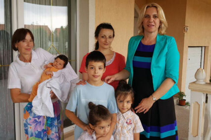 PREMIJERKA POSJETILA MAJKU ČETVORO DJECE Cvijanović: “Zadovoljstvo mi je što sam bila tu”; Gavrić: ”Želim da budem primjer mladim”