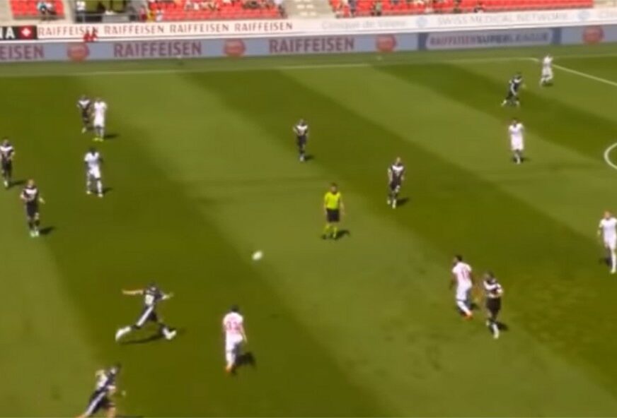 GOL SA 80 METARA Igrač iz okoline Petrova RASPALIO po lopti i upecao golmana u mreži (VIDEO)